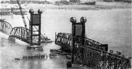 Подъемный мост во время строительства